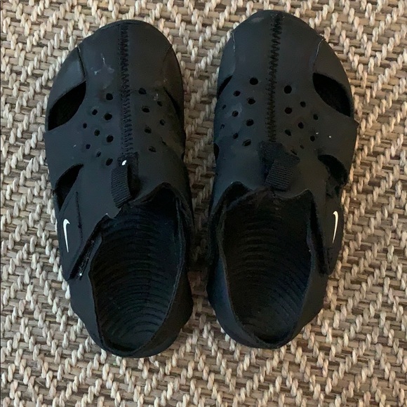 toddler size 10 nike slides